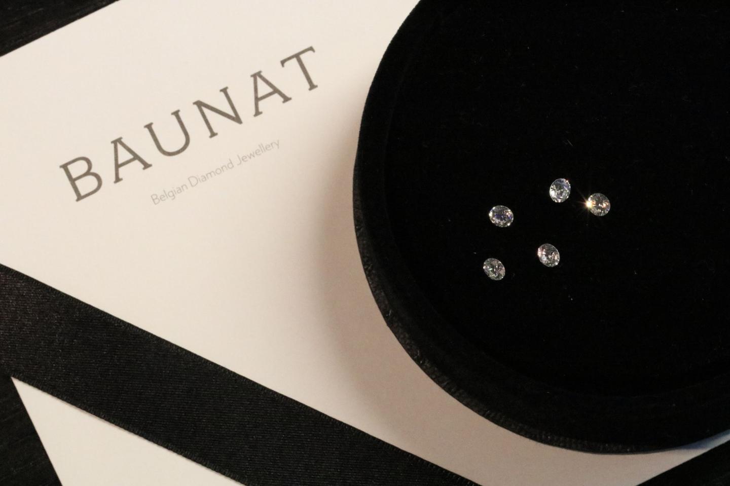 A selection of loose diamonds for your unique diamond ring by BAUNAT.